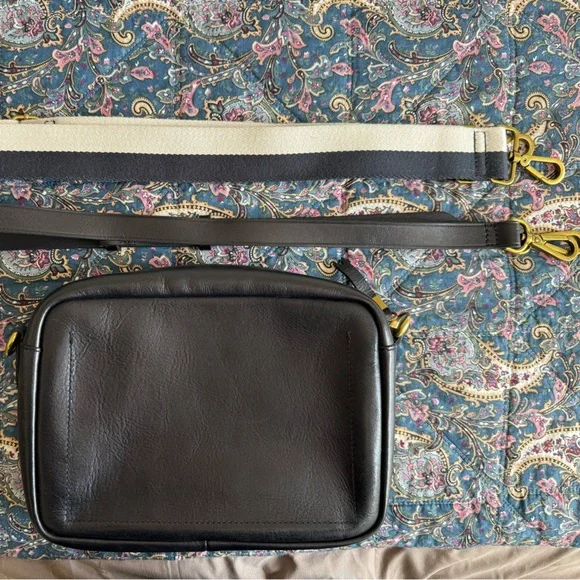 Madewell The Large Transport Camera Bag in Black Leather - Picture 3 of 8